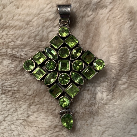 Sterling silver and peridot pendant - Picture 7 of 7